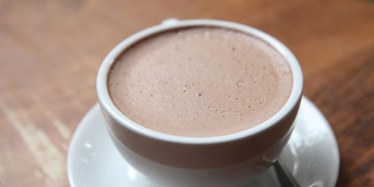 A receita que sai por menos de R$ 5,00 e serve um delicioso chocolate quente no frio