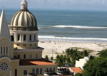 Mar azul, casas históricas, e uma energia que renova, tudo em uma cidade