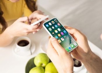 Novo iPhone baratinho da Apple custa pouco e já está alegrando a todos