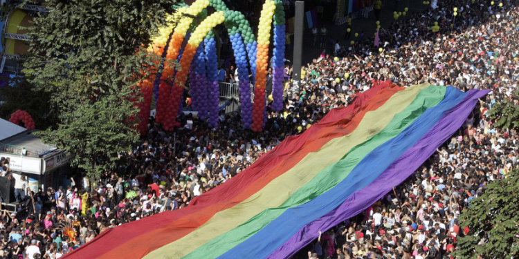 OPINIÃO: O protagonismo do público LGBTQIA+ no mercado de luxo brasileiro