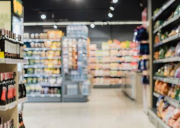 O efeito psicológico das cores nas prateleiras: por que você compra mais do que precisa?