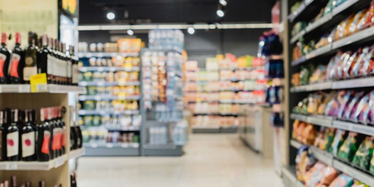 O efeito psicológico das cores nas prateleiras: por que você compra mais do que precisa?