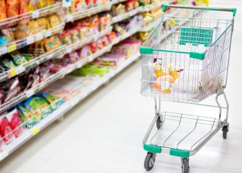 Jovens que moram sozinho podem fazer isso para economizar no mercado