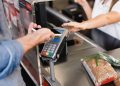 A armadilha no caixa do supermercado que te faz gastar R$ 100 a mais todo mês