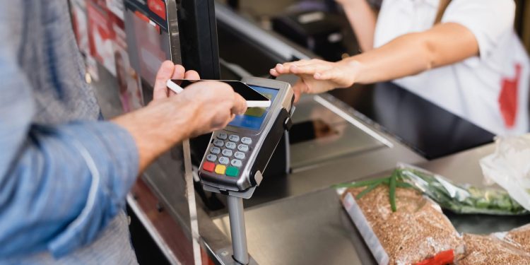 A armadilha no caixa do supermercado que te faz gastar R$ 100 a mais todo mês