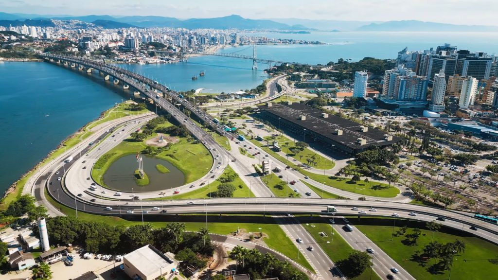 Essa cidade combina qualidade de vida, praias paradisíacas e cultura açoriana que encantam visitantes do Brasil e do mundo