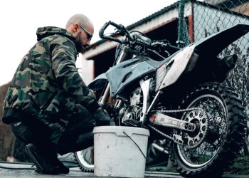 Como lavar sua moto em casa com resultado de lava-rápido!
