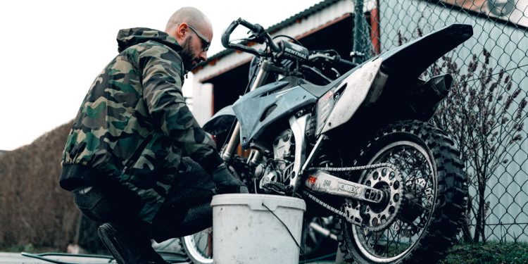 Homem lavando a moto Créditos: depositphotos.com / Stockcrafter