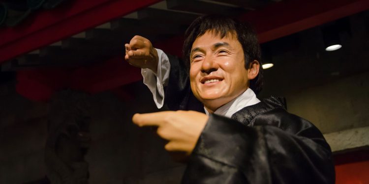 O ator que virou lenda ao unir artes marciais e humor em Hollywood