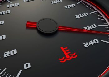 O erro mais comum ao ver o motor superaquecendo pode acabar com o carro!