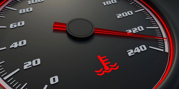 O erro mais comum ao ver o motor superaquecendo pode acabar com o carro!