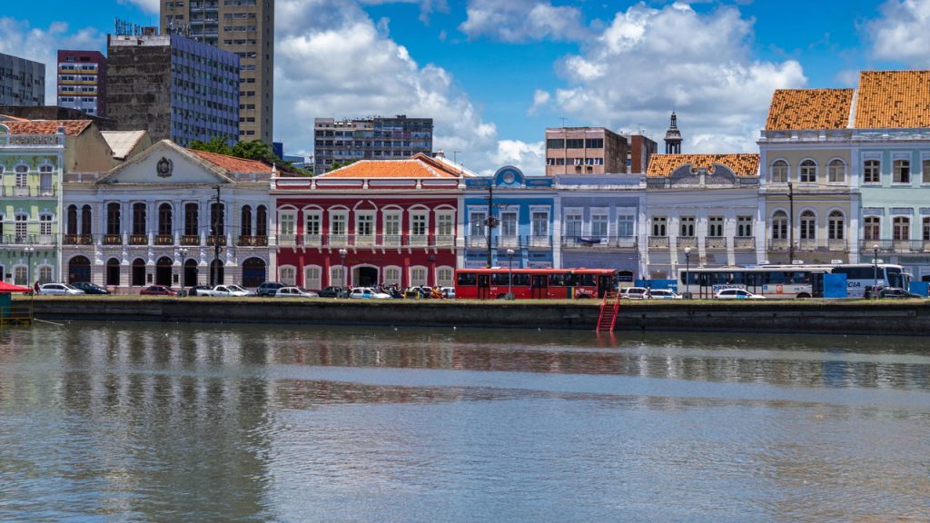 Mais antiga capital brasileira, fundada em 1537, a cidade de rios e pontes preserva um dos maiores centros históricos e culturais de todo o Nordeste