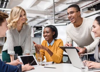Trabalhadores e aposentados comemoram aumento do salário mínimo