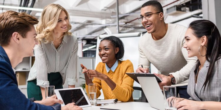 Trabalhadores e aposentados comemoram aumento do salário mínimo