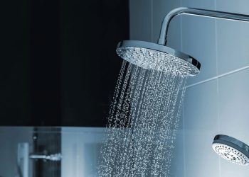Conta de água e luz pode cair mais de R$ 400 com simples ato no banho