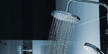 Conta de água e luz pode cair mais de R$ 400 com simples ato no banho