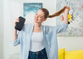 3 caixas de som Bluetooth por menos de R$ 70 que surpreendem no volume