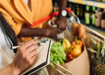 A melhor maneira de planejar sua lista de compras e economizar no mercado