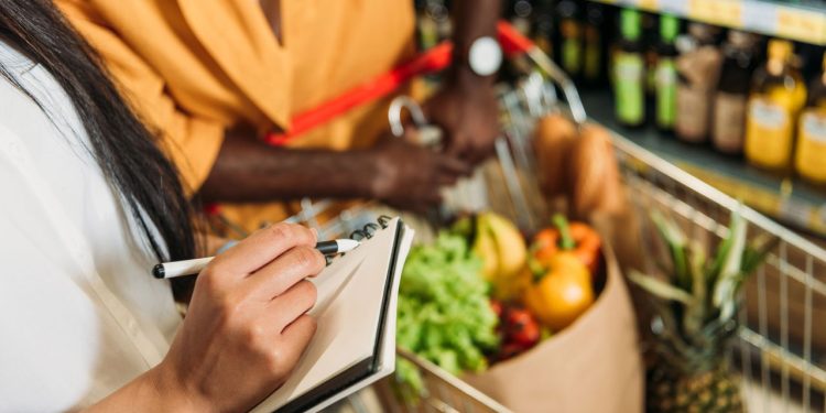 A melhor maneira de planejar sua lista de compras e economizar no mercado