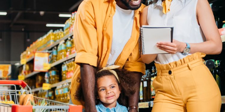 A melhor maneira de planejar sua lista de compras e economizar no mercado