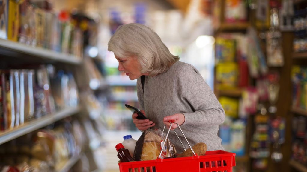 Como aposentados podem economizar até 50% nas compras nos supermercados?