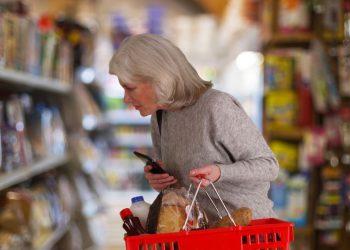 Quem tem 60 anos ou mais precisa saber dessa forma de fazer compras