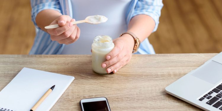 Aprenda a fazer iogurte e economize de verdade na sua casa