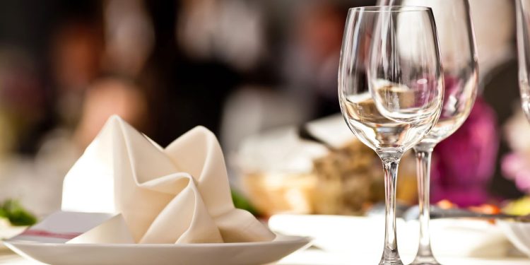 5 passos para um jantar romântico incrível e gastando menos de R$ 50 para dois