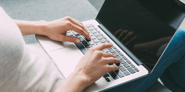 Notebook baratinho custa menos de R$ 3 mil e pode ser ótimo no seu dia a dia