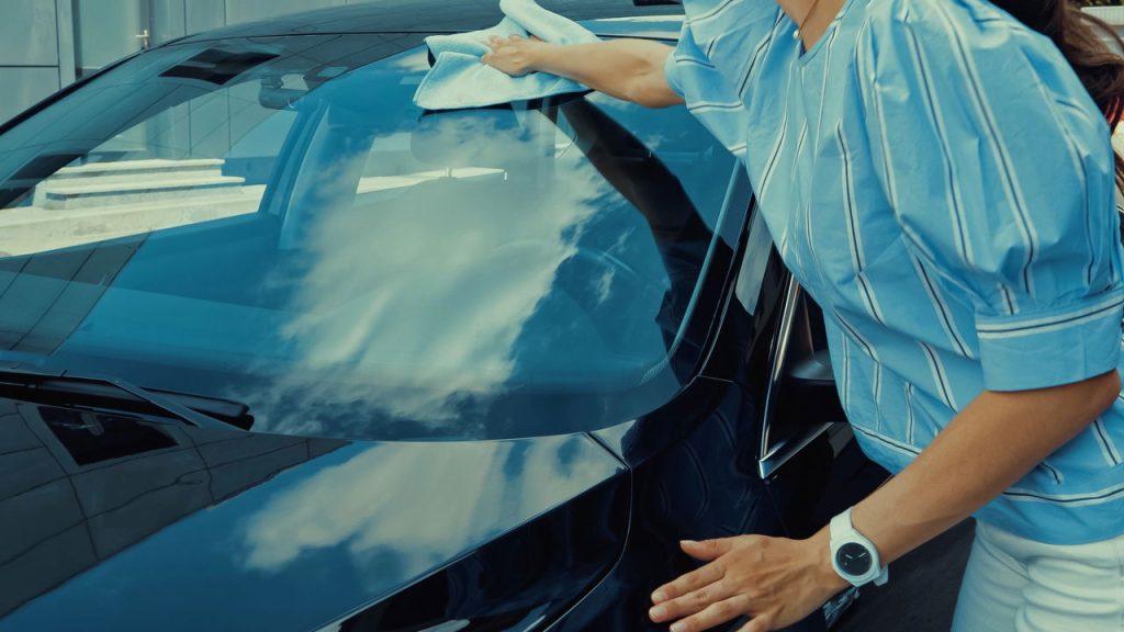 A melhor forma de limpar o para-brisa do carro sem gastar muito