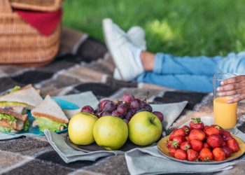 Como montar um piquenique econômico com frutas frescas?