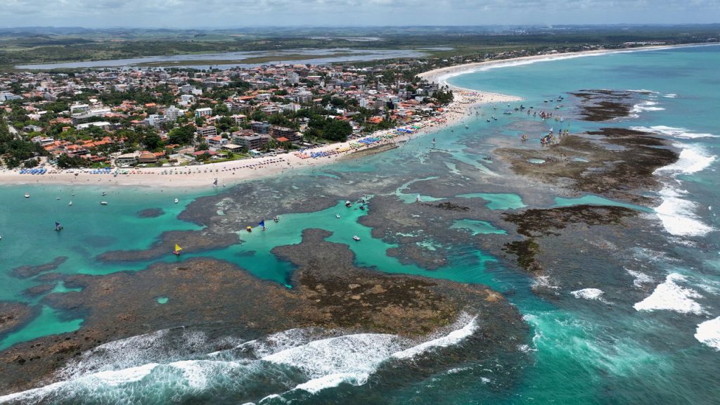 Essa praia do Nordeste está encantando turistas com águas cristalinas e paisagens de tirar o fôlego
