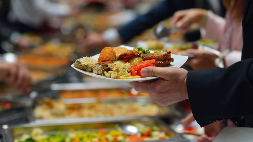 Com R$ 9 você pode montar o prato perfeito que fica melhor do que restaurantes