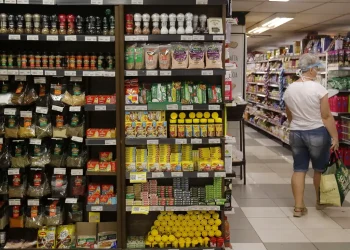 Vendas no varejo têm a terceira queda seguida puxada por supermercados