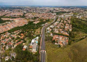 Cidade paulista recebe quase o dobro de visitantes do que tem moradores todo ano