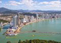 A monumental Dubai brasileira com arranha-céus luxuosos que superam os 290 metros de altura, sombreiam a praia e oferecem a vida noturna mais sofisticada do Sul