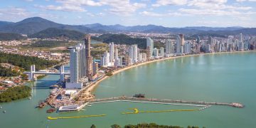 A monumental Dubai brasileira com arranha-céus luxuosos que superam os 290 metros de altura, sombreiam a praia e oferecem a vida noturna mais sofisticada do Sul