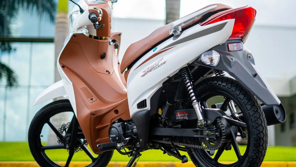 Moto mais barata do Brasil faz até 50 km por litro e conquista os brasileiros