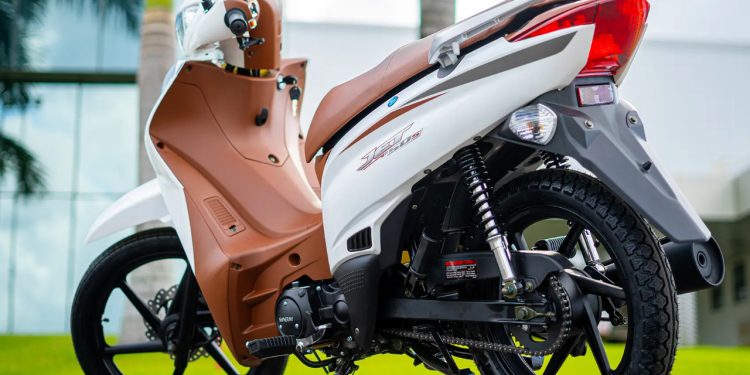 Moto mais barata do Brasil faz até 50 km por litro e conquista os brasileiros