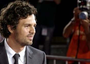 O ator que tem uma vida de herói dentro e fora do cinema