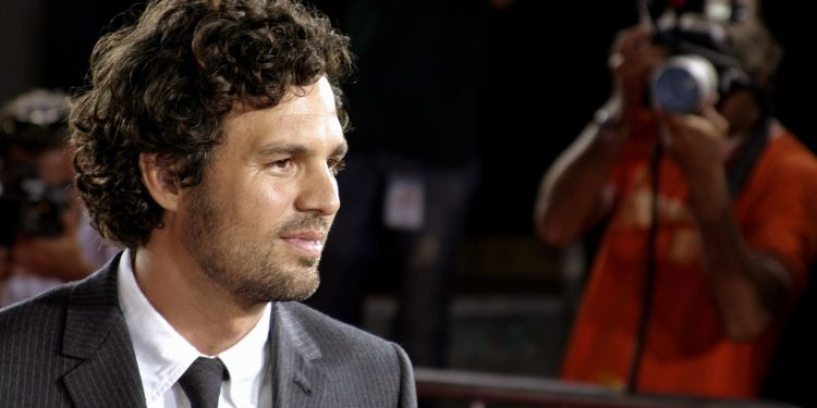 O ator que tem uma vida de herói dentro e fora do cinema