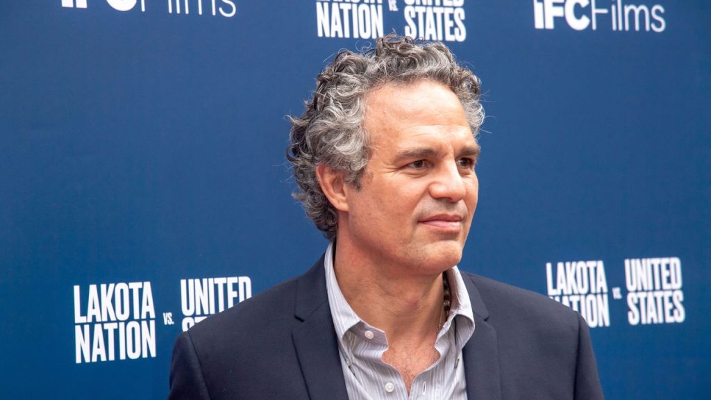 O ator que tem uma vida de herói dentro e fora do cinema