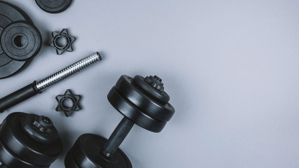 Três exercícios para fortalecer o bíceps com menos de R$ 80