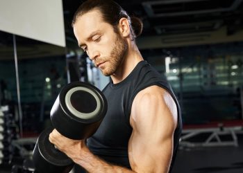 Três exercícios para fortalecer o bíceps com menos de R$ 80