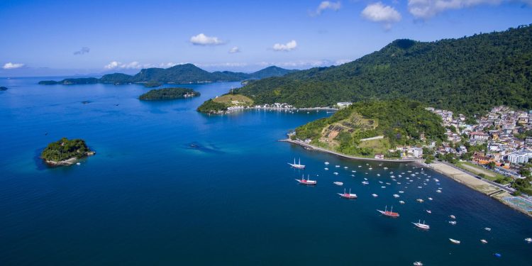 Explorar as 365 ilhas dessa cidade em uma viagem