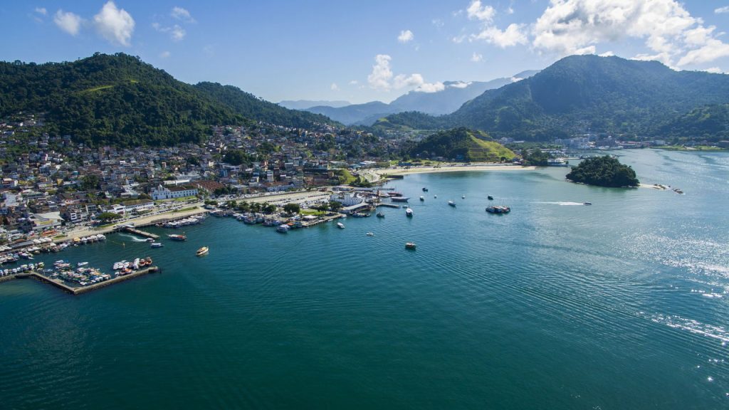 Explorar as 365 ilhas dessa cidade em uma viagem