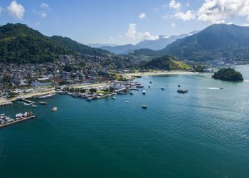 Esse paraíso do litoral do Rio de Janeiro encanta todos os brasileiros com 365 ilhas, mar azul e natureza exuberante