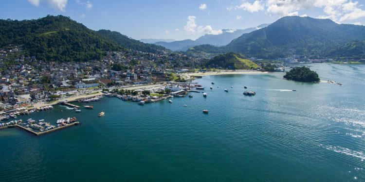 Esse paraíso do litoral do Rio de Janeiro encanta todos os brasileiros com 365 ilhas, mar azul e natureza exuberante