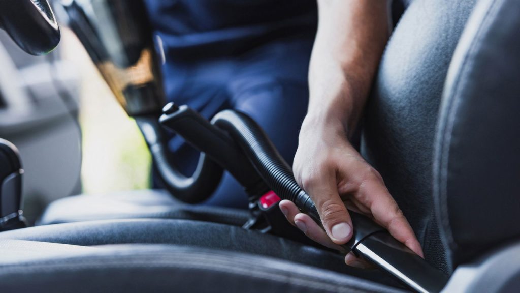 Como limpar estofado de tecido do carro e deixá-lo impecável