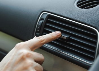 O método mais eficiente para deixar o ar-condicionado do carro como novo